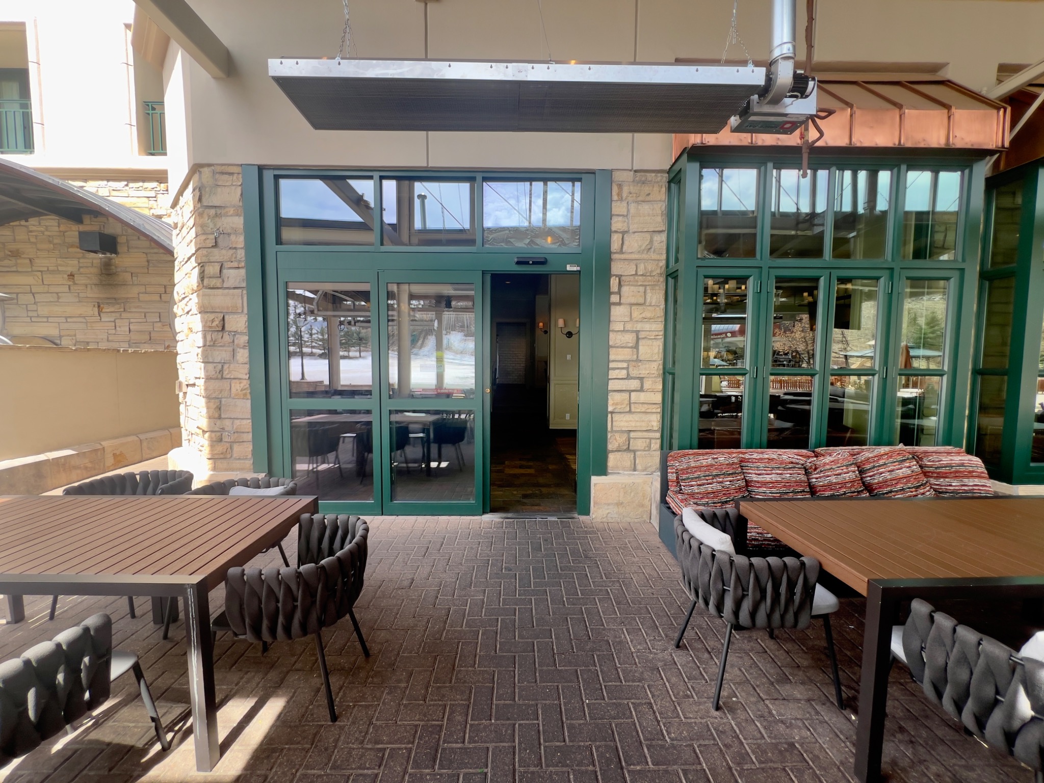 8100 Mountainside Bar & Grill